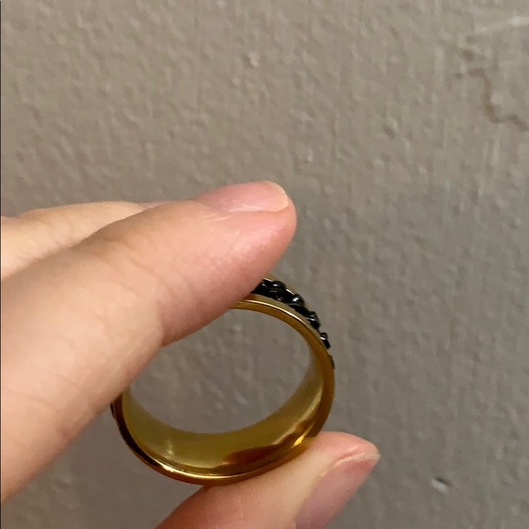 • Men’s ring • - Picture 2 of 2